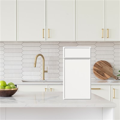 Gabinetes de cocina blancos delgados con coctelera